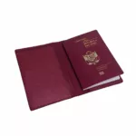 Porta pasaporte de cuero color guinda – Mora Cueros Perú