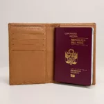 Portapasaporte de Cuero Natural – Caramelo