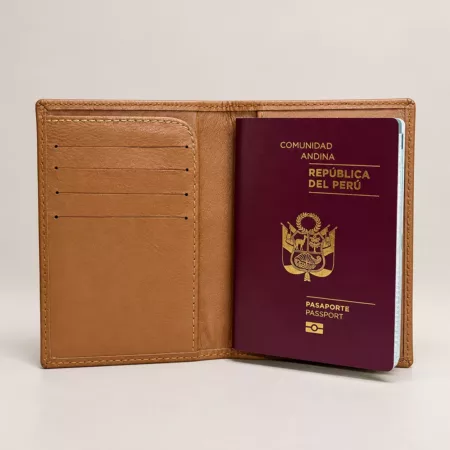 Portapasaporte de cuero natural color caramelo de Mora Cueros