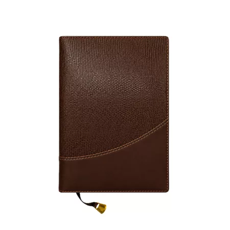 Agenda premium de cuero marrón 2027 con diseño curvo y combinación de texturas lisa y grabada