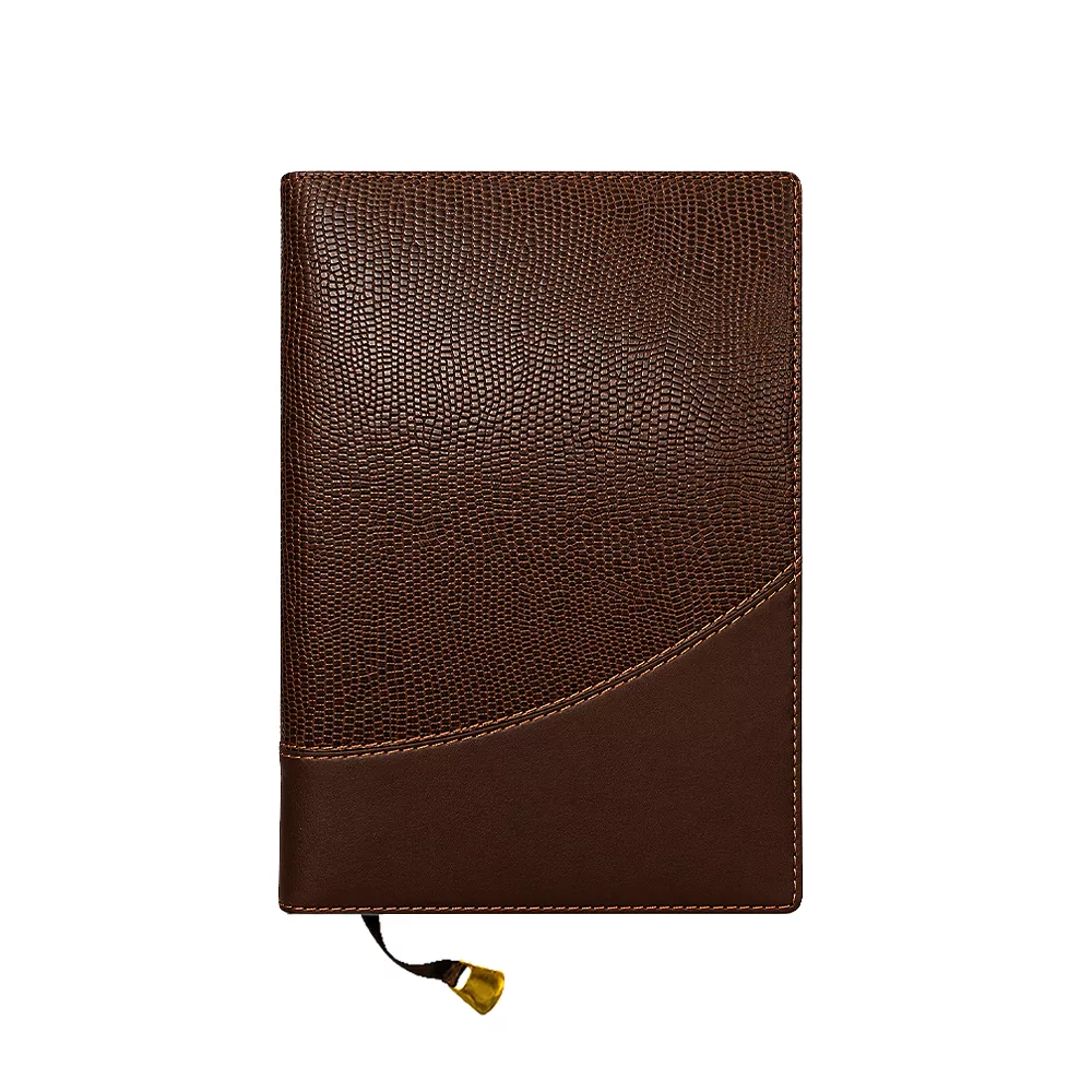 Agenda Premium Marrón Imperial 2027 – Mora Cueros Agenda premium de cuero marrón 2027 con diseño curvo y combinación de texturas lisa y grabada