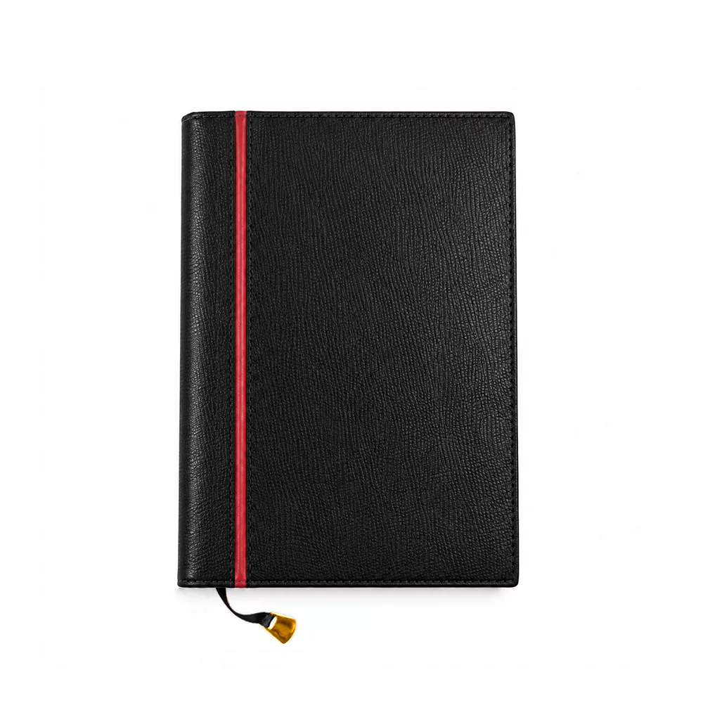 Agenda Premium 2027 Negro / Granate – Mora Cueros Agenda premium de cuero negro texturizado 2027 con franja vertical granate – Mora Cueros.